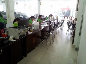 Đội ngũ kỹ thuật viên và chuyên viên thiết kế có tay nghề cao, thường xuyên được tập huấn và đào tạo, nâng cao kỹ năng thực hành sẽ góp phần tạo ra những sản phẩm in tốt nhất. Sự chuyên môn hóa trong từng công đoạn của chúng tôi sẽ rút ngắn thời gian hoàn thành sản phẩm nhưng vẫn đảm bảo chất lượng in theo yêu cầu của khách hàng.