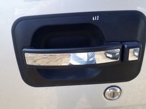 tay lắm cửa xe tải jac 3 tấn 45 được thiết kế sang trọng đễ dàng khi mở cửa