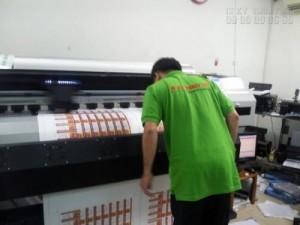 In tem nhãn lấy liền trong ngày đều được in trên máy in khổ lớn, và bế trên máy bế Mimaki Nhật Bản.