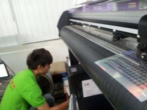 Với hệ thống máy móc in, bế được nhập khẩu nguyên chiếc từ Nhật Bản luôn mang đến sản phẩm chất lượng cao, in nhanh chóng. Máy bế Mimaki đang trực tiếp cấn bế tem decal 7 màu cho khách hàng