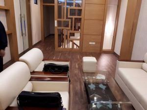 Nhà gara ôtô Hoàng Quốc Việt 5 tầng, 52m2, giá thương lượng 7.2 tỷ.