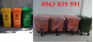 Cung cấp thùng rác nhập khẩu màu xanh lá có bánh xe giá sĩ.