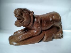 Tượng gỗ hổ nhỏ mới, cao 8 cm, dài 15 cm.