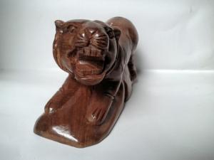Tượng gỗ hổ nhỏ mới, cao 8 cm, dài 15 cm.