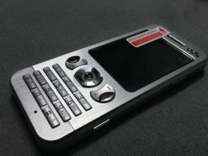 Sony rất hiểu người dùng và thiết kế cho Sony W890i với những nút bấm cho truy cập vào nhanh các ứng dụng như nút bên trái viền màn hình là nút Walkman cho truy cập vào ứng dụng nghe nhạc, bên phải thì có 2 nút tắng giảm âm lương, và nút cho phép mở nhanh camera cực kỳ tiện lợi bạn không cần phải mở màn hình để vào từng những mục này.