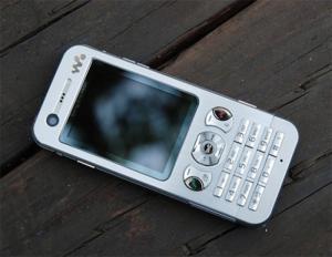Đặc trưng của Sony thuộc dòng Walkman là luôn có những thiết kế cac phím nóng chơi nhạc để giúp bạn có thể tận hưởng âm nhạc trong tíc tắc mọi lúc mọi nơi và điển hình là dòng máy nấp bật Sony W350i được thiết kế phím nóng chơi nhạc ngay trên nắp bật bạn có thể xem thiết kế >>>
Điện thoại này tương thích với mạng 3G, kết nối Internet tốc độ cao, cho phép duyệt web, download bài hát. W890i có dung lượng pin 950mAh cho phép đàm thoại liên tục lên tới 9,5 tiếng, thời gian chờ là 15 ngày và có thể chơi nhạc 20 tiếng. Nên nhớ Sony W890 là một chú dế Walkman - dành cho các fan yêu nhạc chứ không phải là một chú dế Cyber-shot - dành cho những người mê nhiếp ảnh nhé. Nếu bạn thích hãy liên hệ với Alophone để có sản phẩm tốt và giá rẻ nhất nha.