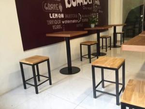 Bàn ghế gỗ chân sắt..