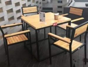 Bàn ghế gỗ chân sắt..