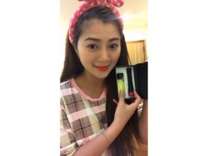 Diễn viên Thanh Trúc test son rose