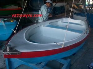 Thuyền composite Kích thước 3,6m x 1,1m x 0,5m chở 3 - 4 người, gắn động cơ
