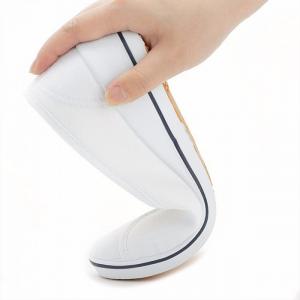 Cận cảnh giày búp bê đi bộ cực êm chân được thử nghiệm độ dẻo ở vị trí các ngón chân mô phỏng theo tư thế nhón gót, đảm bảo mang đến sự thoải mái nhất cho mọi kiểu cử động. Chi tiết mũi giày được may đắp và trang trí các đường chỉ may hình tia nắng rất sắc sảo.