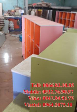 Kệ sách mầm non giá rẻ , chất lượng 100% bền , đẹp , nhiều loại kệ như kệ 3 ngăn , kệ con cá , kệ con voi ,.. với nhiều mặt hàng mầm non khác như giường , bàn ghế , đồ chơi ,..