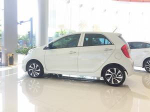 Hông xe được thiết kế thêm những đường gân kết hợp thêm ốp hông thể thao nhìn xe chắc chắn và gia tăng thêm độ thẩm mỹ của xe