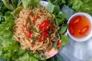 Nem bóc ra có thể gói lá sung chấm tương ớt hoặc nước mắm chua ngọt