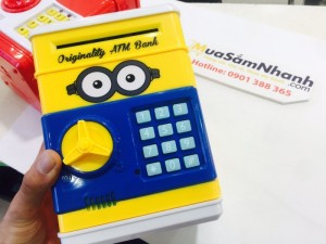 – Két Mini thông minh dễ dùng được hoàn thiện giống như két thật nhưng khác một điểm thông minh là biết đổi mã pass, tự khóa máy khi sai pass quá 20 lần mỗi lần tự khóa 1 giây
– Đút tiền vào khe chứ không phải nhét như heo, kêu khi sai pass, pass thay thoải mái, ngăn két rộng.
– “ Két mini “ có một ngăn rộng vừa là chỗ đựng tiết kiệm lại vừa có thể giấu những vật quý giá,những thứ bí mật của riêng bạn mà không sợ ai phát hiện. Bạn có thể sử dụng chiếc Két mini thông minh này như một chú heo đất tiết kiệm. Với một mã số PIN do người dùng đặt,chúng TA có thể dễ dàng rút tiền ra cũng dễ dàng như khi nhét vào.
– Sản phẩm chạy bằng pin .
– Với quà tặng két mini là đồ chơi thông minh giúp cho con em mình học cách tiết kiệm, không tiêu xài phung phí mà lại tiếp cận được với công nghệ hiện đại, bên cạnh món quà đó chúng ta còn có thể dạy con về tiết kiệm ngay khi còn nhỏ,học được thói quen biết chi tiêu hằng ngày. Các chàng cũng có thể tặng người yêu của mình những chiếc két mini xinh xắn đáng yêu này để giúp nàng chi tiêu hợp lý trong sở thích shopping của mình
- Được làm từ nguyên liệu nhựa ABS bền có thể trải qua sự biến dạng nhựa lớn mà không nứt vỡ, tính đàn hồi cao,chịu va đập
Công dụng két thông minh mini :
Giữ tiền tiết kiệm trong con lợn đất là thói quen của rất nhiều người từ xưa,chiếc két như người bạn đặc biệt được yêu thích của các em nhỏ từ bé.Với quà tặng két nhựa mini các bậc phụ huynh có thể tập cho con em mình không tiêu xài hoang phí lại tiếp cận được với công nghệ hiện đại,học cách chi tiêu . Két mini thông minh với công nghệ tân tiến có khả năng tự hút tiền vào trong.
Chắc chắn đây sẽ là món quà ý nghĩa cho tất cả mọi người.Két mini thông minh là một sản phẩm tiết kiệm tiền khá độc đáo, tiện dụng và an toàn.
Thích hợp sử dụng tại các cửa hàng lớn nhỏ hay gia đình, cơ quan.