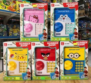 – Hệ thống khóa với mã số an toàn.
– An toàn, dễ sử dụng
– Két mini với công nghệ hiện đại có khả năng tự hút tiền vào bên trong nhanh .
– Thích hợp cho việc di chuyển trên đường hay xách tay hoặc đặt cố định bên trong tủ hoặc treo trên tường, dịch chuyển hộp khóa.