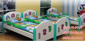 Giường ngủ mầm non , các loại giường nhựa sọc xanh trắng