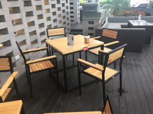 Bàn ghế gỗ chân sắt nhiều mẫu đa màu