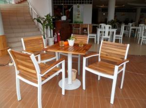 Bàn, ghế gỗ khung sắt, nhôm được sơn tĩnh điện đảm chắc lượng..