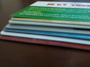 Loại thẻ nhựa sử dụng là loại thẻ thường dùng để in thẻ ngân hàng, in thẻ nhân viên