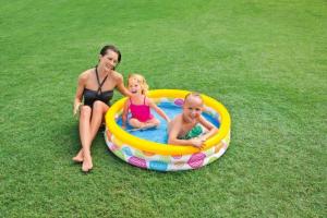 Bể bơi phao 1m14 INTEX in họa tiết hoa tròn giúp bé vui chơi thoải mái.