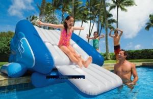 Cầu trượt phao có vòi phun mưa thiết kế lượn sóng như cầu trượt tại các bể bơi, các bé sẽ trèo từng bậc và trượt xuống, phía dưới máng trượt có đệm bơm hơi nên rất an toàn. Trên đỉnh cầu trượt có tích hợp vòi phun mưa