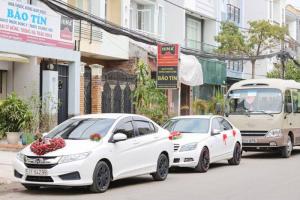 Thuê xe hoa, xe cưới 5 chổ màu trắng 2017: honda city, vios, camry