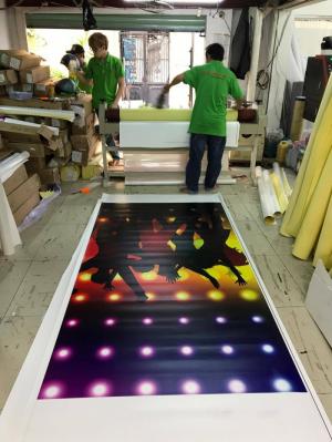 Có in ấn khổ lớn dài treo trên giá treo, banner cuốn hoặc standee, hoặc có thể được phủ keo mặt sau để dán tại các địa điểm công cộng,…