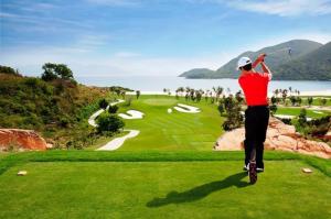 Gậy sắt, áo che túi golf, giá để gậy, bóng nổi 2 lớp