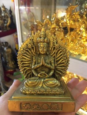Tượng phật bà để trưng trên xe oto