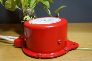 Hộp Giảm Tốc đặc biệt: Đây là bộ phận cốt lõi của sản phẩm, với cấu tạo gồm nhiều hệ thống ròng rọc phức tạp, với chức năng điều chỉnh tốc độ rơi khi nhảy thoát hiểm (trung bình 0.6 m/s), giúp người sử dụng tiếp đất một cách chậm rãi, và an toàn, dù ở bất kỳ độ cao nào.