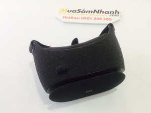 Mi VR Play 2 được làm chủ yếu bằng nhựa được phủ bởi một lớp vài ngoài. vòm kính được ốp với lớp bông êm có nhiều lỗ thoát khí. Sản phẩm có kích thước là 128 x 191 x 120 mm và nặng 183 gram. Nó thích hợp cho nhiều smartphone từ 4 - 6 inch và sử dụng tốt nhất trên Smartphone màn hình Full HD 1920 x 1080.