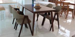 Bộ bàn ăn gỗ cao su chữ a 4 ghế xuất khẩu