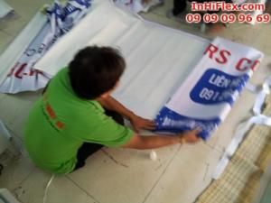 Thành phẩm in hiflex được nhân viên gia công In Kỹ Thuật Số thực hiện cuốn biên trước khi bàn giao cho khách hàng