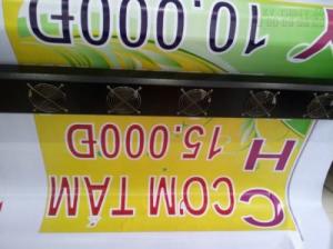 Tại In Kỹ Thuật Số chúng tôi trực tiếp in hiflex khổ lớn mực dầu chuyên dụng cho trưng bày ngoài trời - khổ máy 3m2 đáp ứng các yêu cầu về kích thước in cũng như tốc độ in ấn