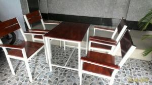 Bàn ghế bán với giá thanh lý