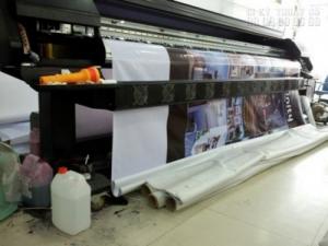 Tại In Kỹ Thuật Số chúng tôi trực tiếp in hiflex khổ lớn mực dầu chuyên dụng cho trưng bày trong nhà ngoài trời - khổ máy 3m2 đáp ứng các yêu cầu về kích thước in cũng như tốc độ in ấn