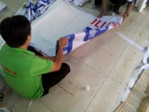 Hỗ trợ gia công thành phẩm in banner với gia công cuốn biên