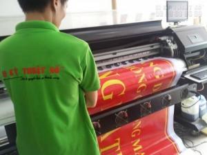 Tại In Kỹ Thuật Số chúng tôi trực tiếp in hiflex khổ lớn mực dầu chuyên dụng cho trưng bày ngoài trời - khổ máy 3m2 đáp ứng các yêu cầu về kích thước in cũng như tốc độ in ấn