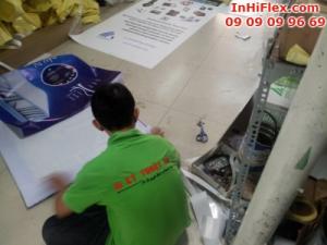 Nhân viên In Kỹ Thuật Số trực tiếp gia công thành phẩm in hiflex - giúp đơn hàng hoàn thành nhanh chóng trong ngày