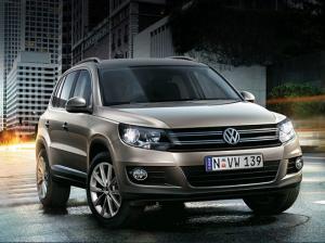 Tiguan đi theo lối thiết kế tròn trĩnh, mềm mại, nên thân xe sở hữu nhiều đường cong và các gân dập nổi nhẹ dàng, không quá cứng cáp. Các hốc bánh được làm nhô nhẹ ra khỏi mặt phẳng thân xe cũng như vòm hốc bánh được vát cho vuông vức và khỏe khoắn hơn.