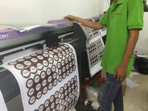 Tại In Kỹ Thuật Số chúng tôi trực tiếp bế thành phẩm tem nhãn giá rẻ cho bạn, bạn chỉ cần bóc tem và dán lên bề mặt sản phẩm