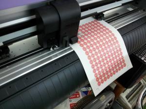 Tại In Kỹ Thuật Số chúng tôi trực tiếp bế thành phẩm tem nhãn giá rẻ cho bạn, bạn chỉ cần bóc tem và dán lên bề mặt sản phẩm
