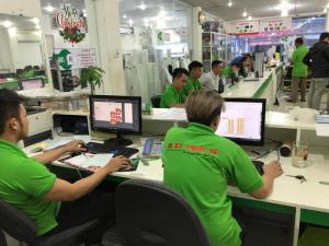 Đội ngũ thiết kế viên hỗ trợ nhanh kiểm tra file in tem nhãn decal.