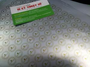 In tem decal bạc là công nghệ in hiện đại với mực in tốt được in trên giấy decal bạc và có phủ 1 lớp mạ thiếc xi bạc mờ, cán màng giúp tem được bền lâu