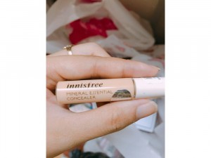 Kem che khuyết điểm innisfree