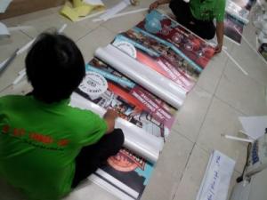 In Kỹ Thuật Số lưu ý bạn: bạn nên để đơn vị in ấn lắp sẵn poster, banner vào banner cuốn cho bạn, bởi việc này đòi hỏi người chuyên gia công gắn thao tác quen tay thì poster, banner treo mới đúng cách, chắc chắn, phẳng, đẹp, không bị nhăn, nhàu, dơ,…