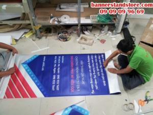 In Kỹ Thuật Số lưu ý bạn: bạn nên để đơn vị in ấn lắp sẵn poster, banner vào banner cuốn cho bạn, bởi việc này đòi hỏi người chuyên gia công gắn thao tác quen tay thì poster, banner treo mới đúng cách, chắc chắn, phẳng, đẹp, không bị nhăn, nhàu, dơ,…