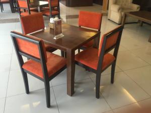 Bàn Ghế Chân Sắt Mặt Gỗ Thanh Lý Giá Rẻ..