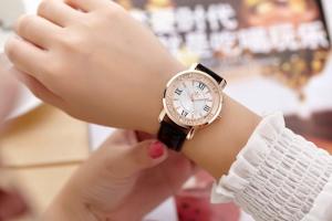 Đồng hồ nữ sành điệu cho bạn gái thêm phần trẻ trung